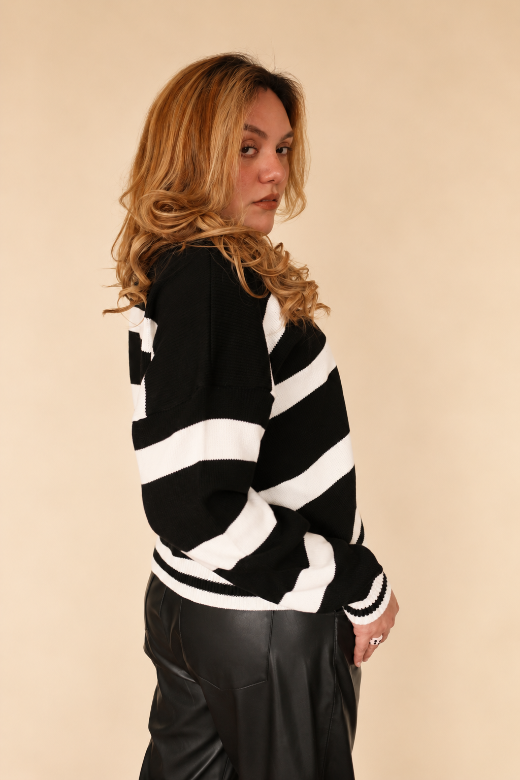 Saco negro, rayas blancas