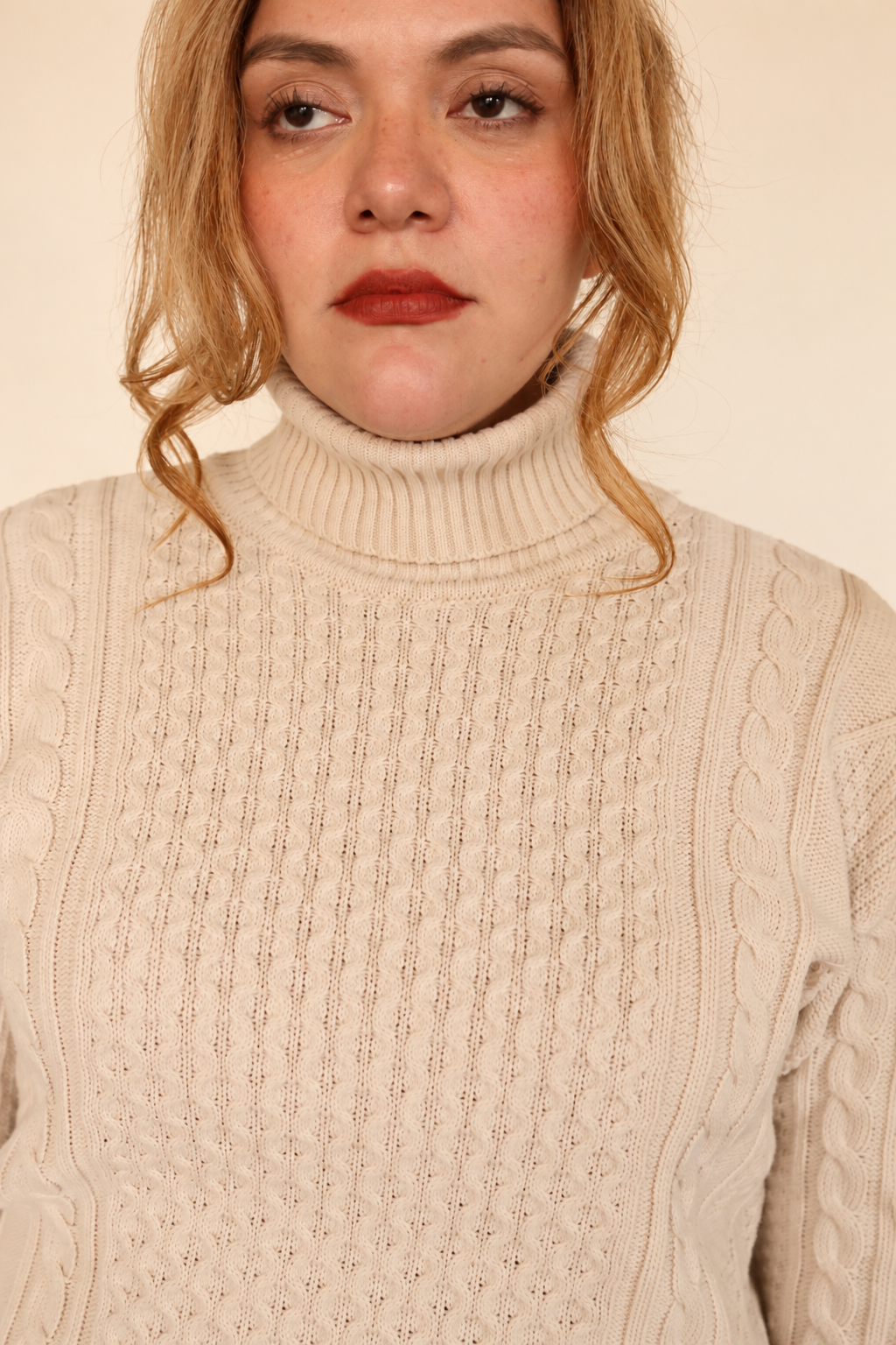 Sweater beige cuello tortuga